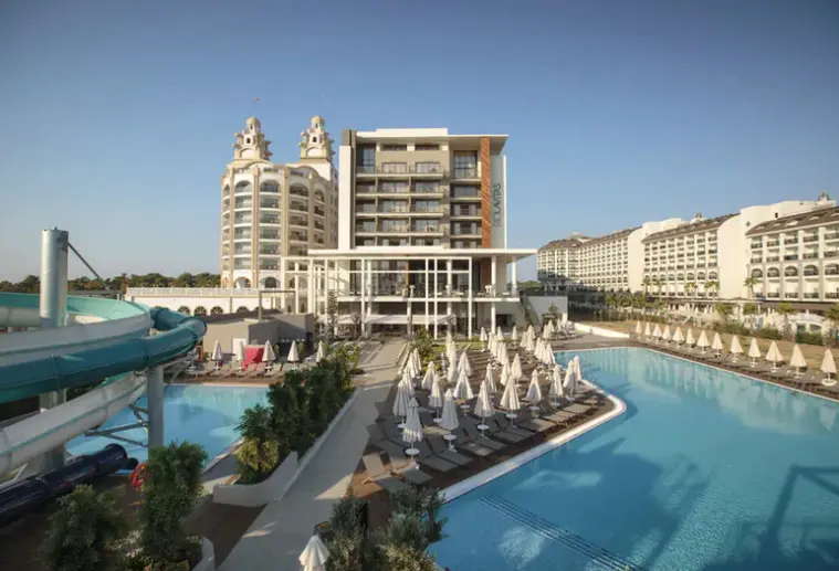 Basen w hotelu Riolavitas Resort & Spa Hotel