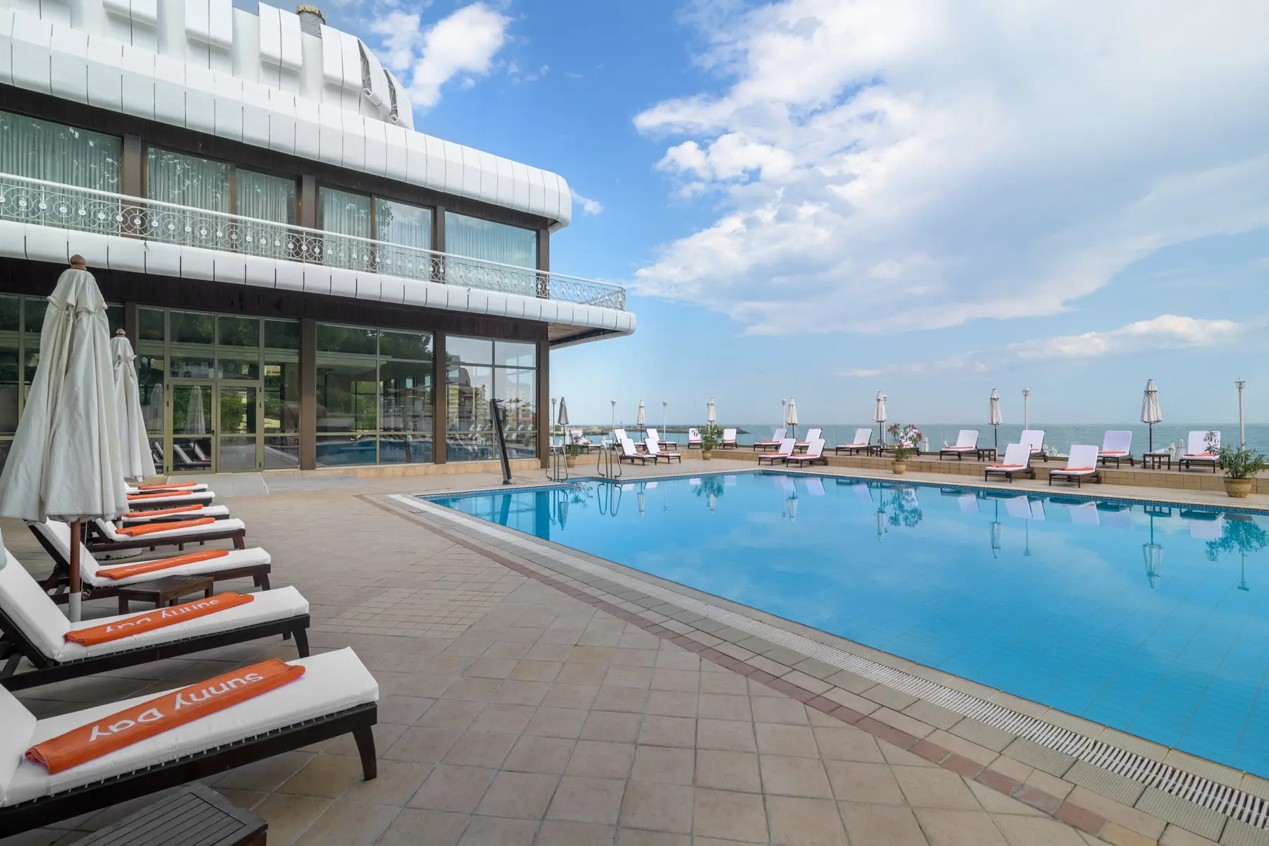 Basen w hotelu Sunny Day Club Hotel