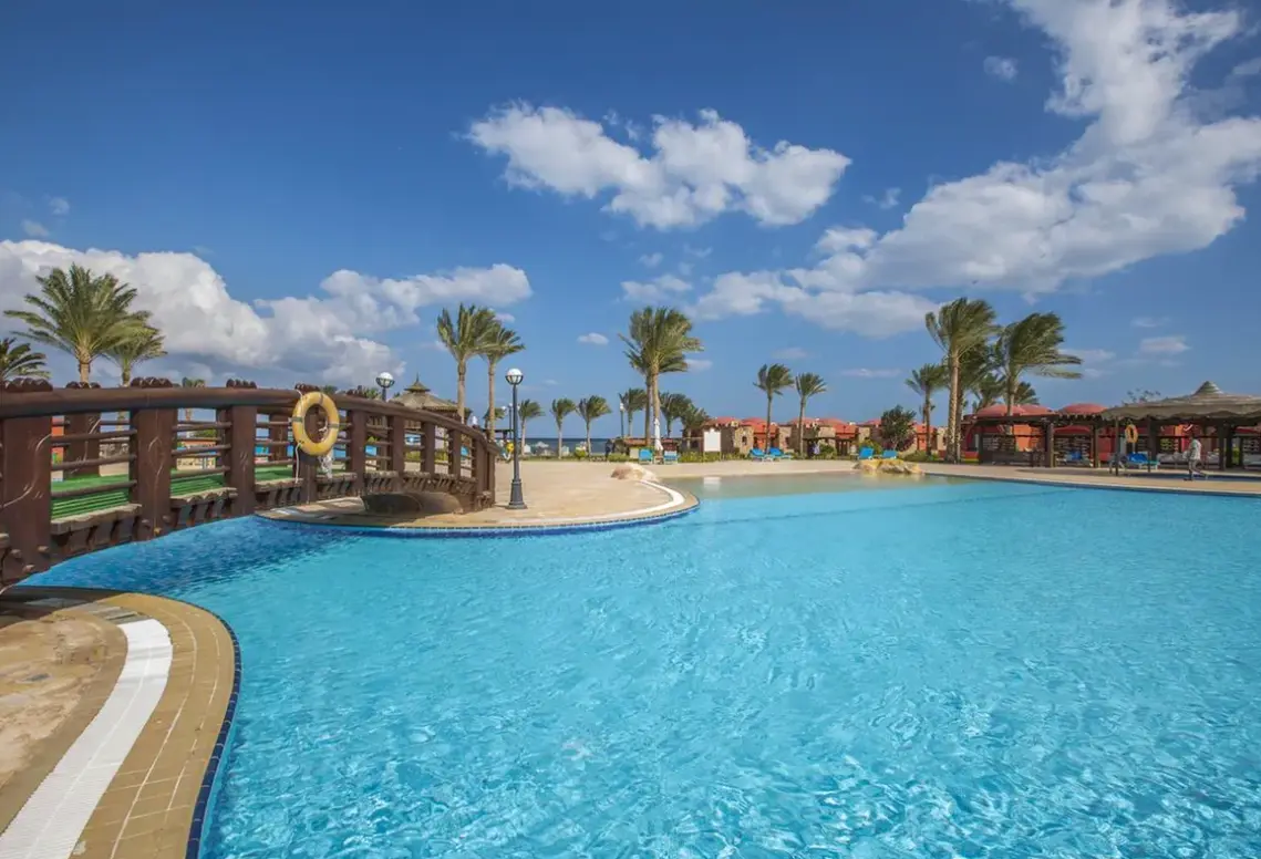Basen w hotelu Swisstouch Oriental Resort & Spa