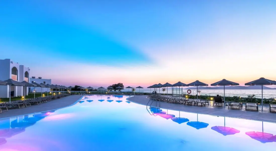 Basen w hotelu The Aeolos Beach Hotel