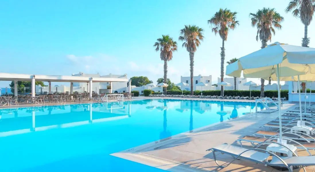 Basen w hotelu The Aeolos Beach Hotel