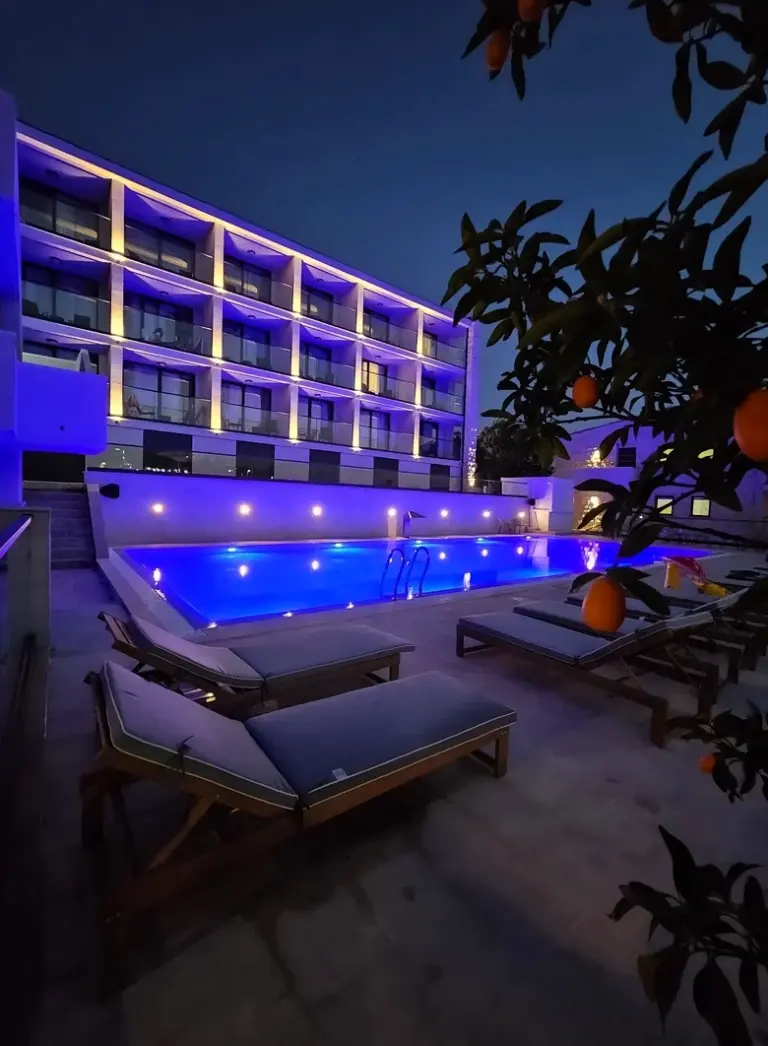 Basen w hotelu The New Mediteran - Villa Edition