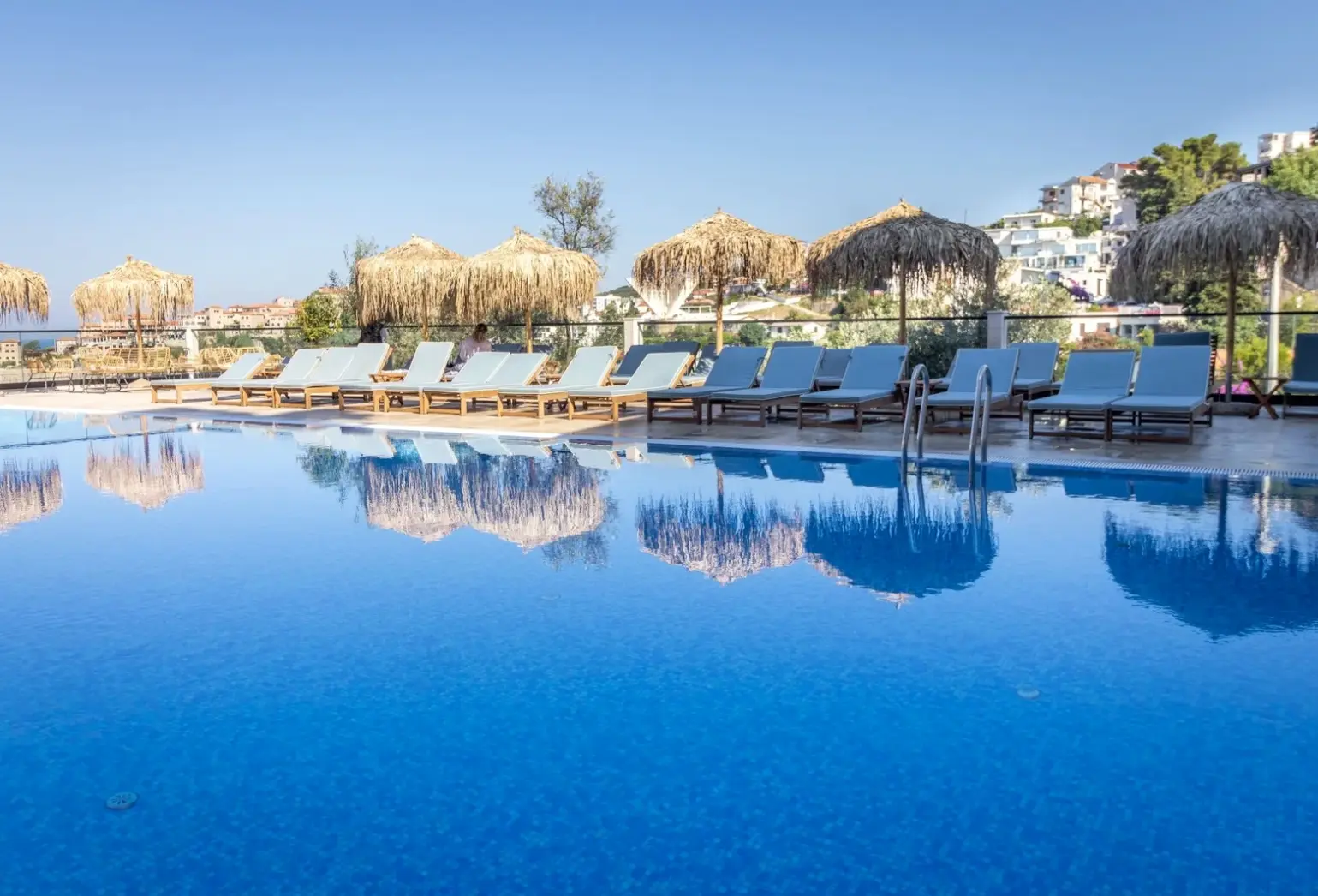 Basen w hotelu The New Mediteran - Villa Edition