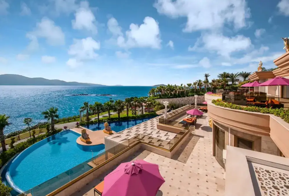 Basen w hotelu The Plaza Bodrum
