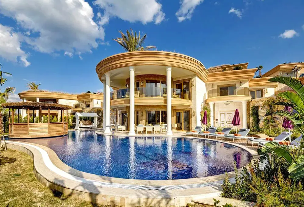 Basen w hotelu The Plaza Bodrum