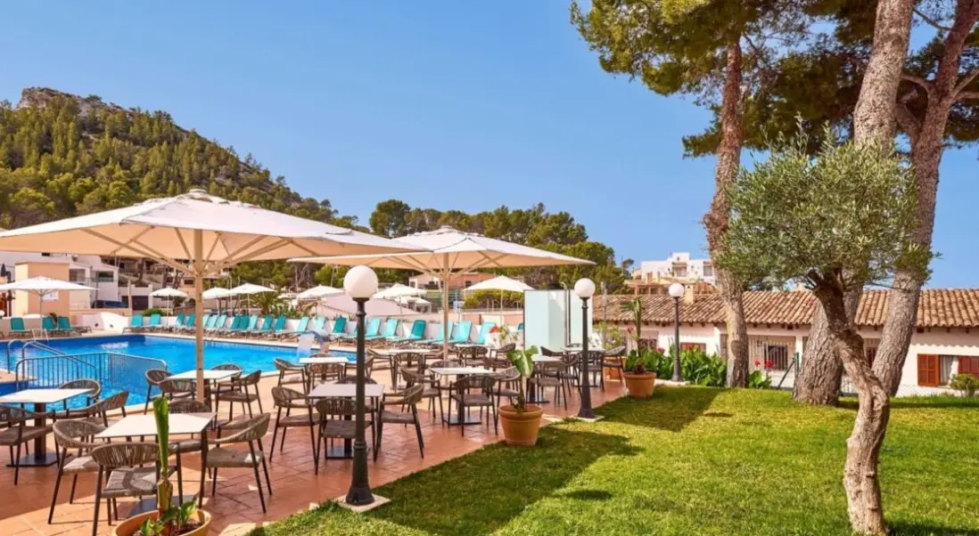 Basen w hotelu Universal Aparthotel Don Camilo