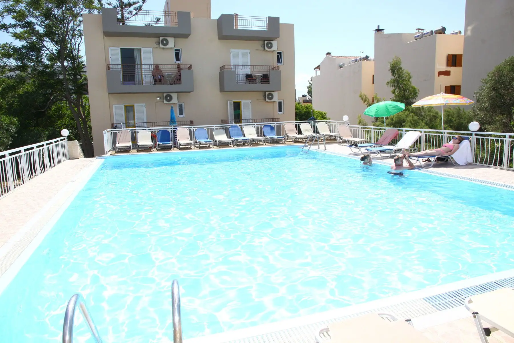 Basen w hotelu Acropolis Apts
