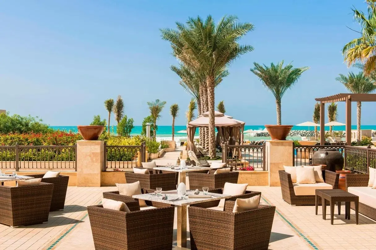 Restauracja i jedzenie w hotelu Ajman Saray; a Luxury Collection Hotel; Ajman