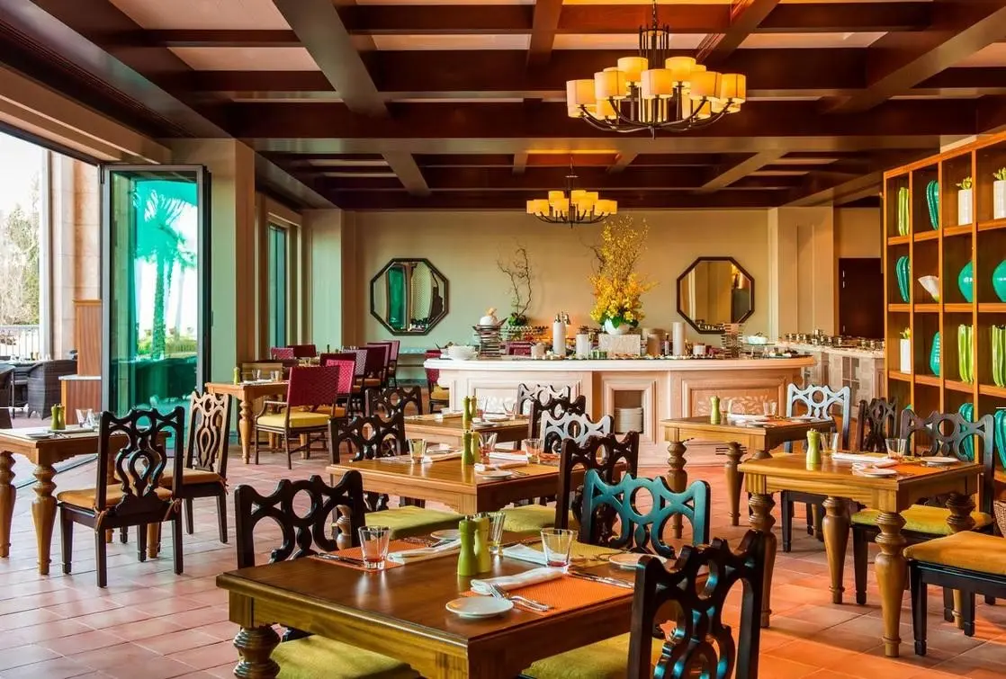 Restauracja i jedzenie w hotelu Ajman Saray; a Luxury Collection Hotel; Ajman