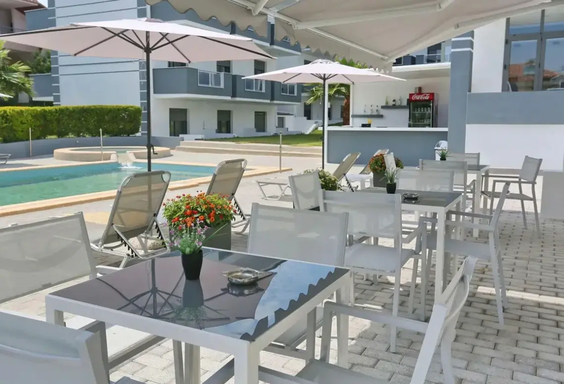 Basen w hotelu Akritas Hotel
