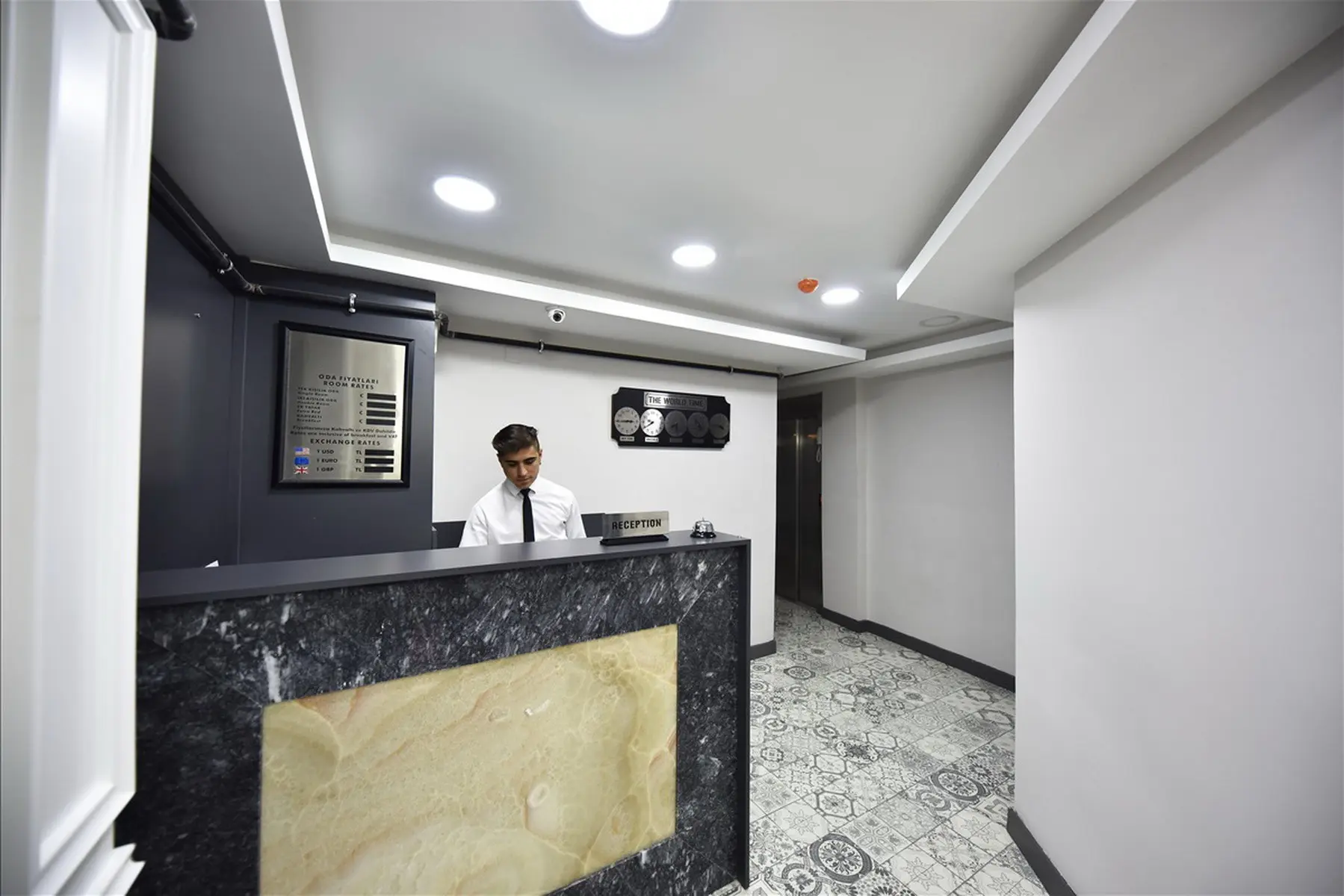 Lobby hotelu Almina Inn