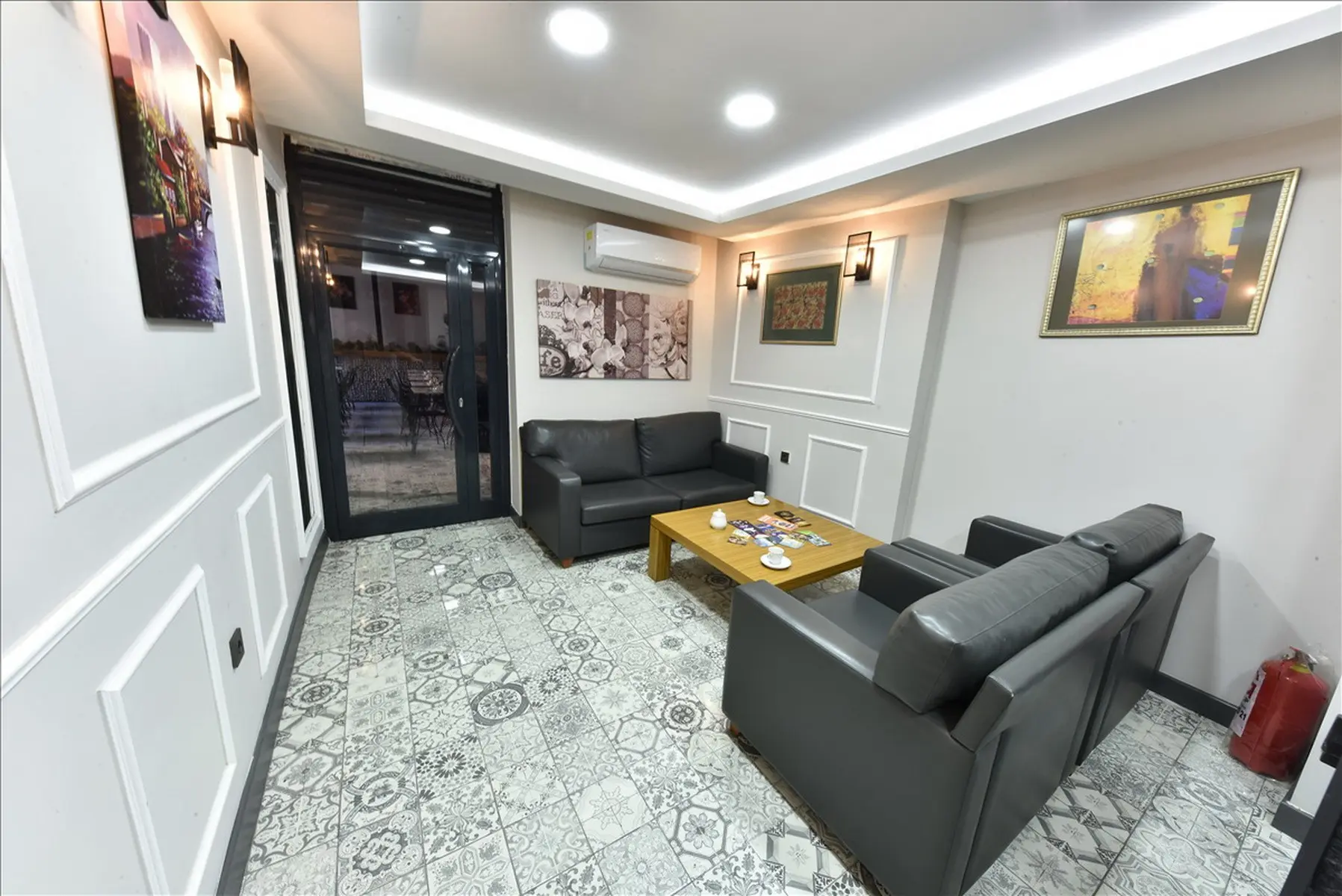Lobby hotelu Almina Inn
