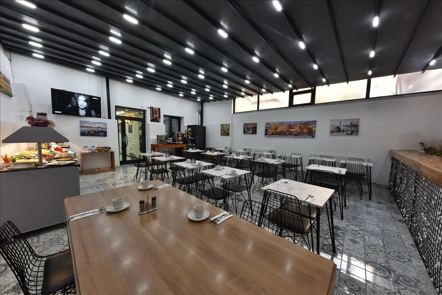Restauracja i jedzenie w hotelu Almina Inn