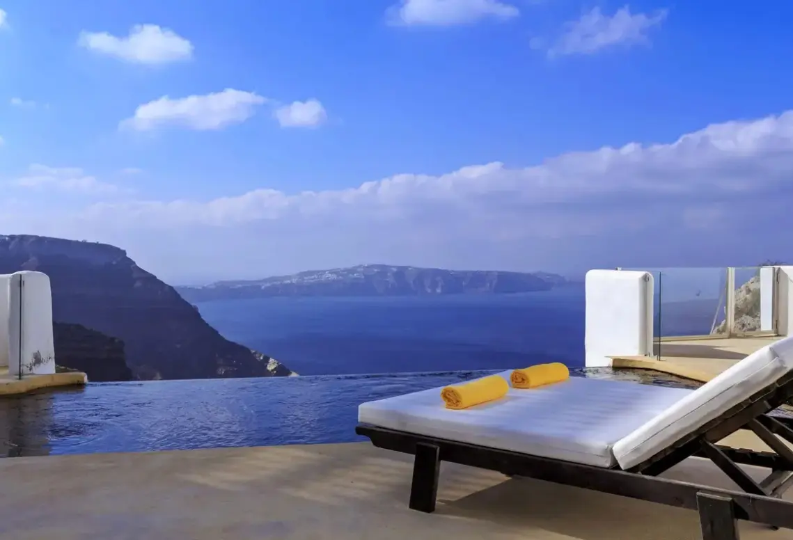 Basen w hotelu Apeiron Blue Santorini