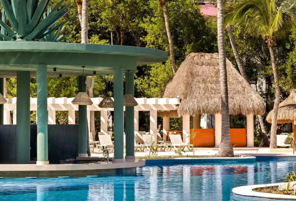 Basen w hotelu Bahia Principe Grand Tequila