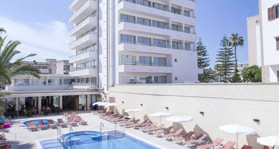 Basen w hotelu Biniamar