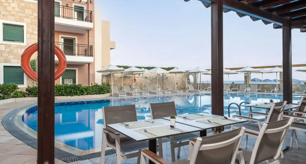 Basen w hotelu Caldera Bay