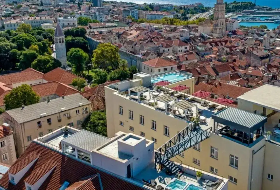 Widok z hotelu Cornaro Hotel
