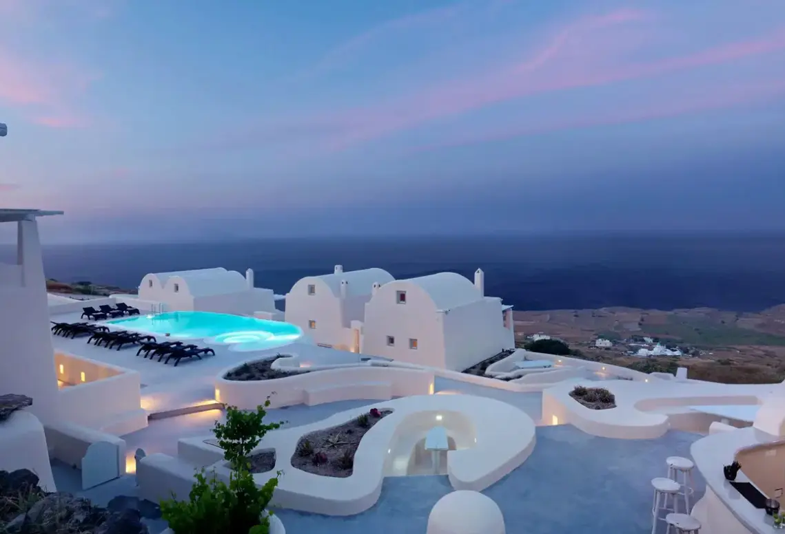 Basen w hotelu Dome Santorini Resort