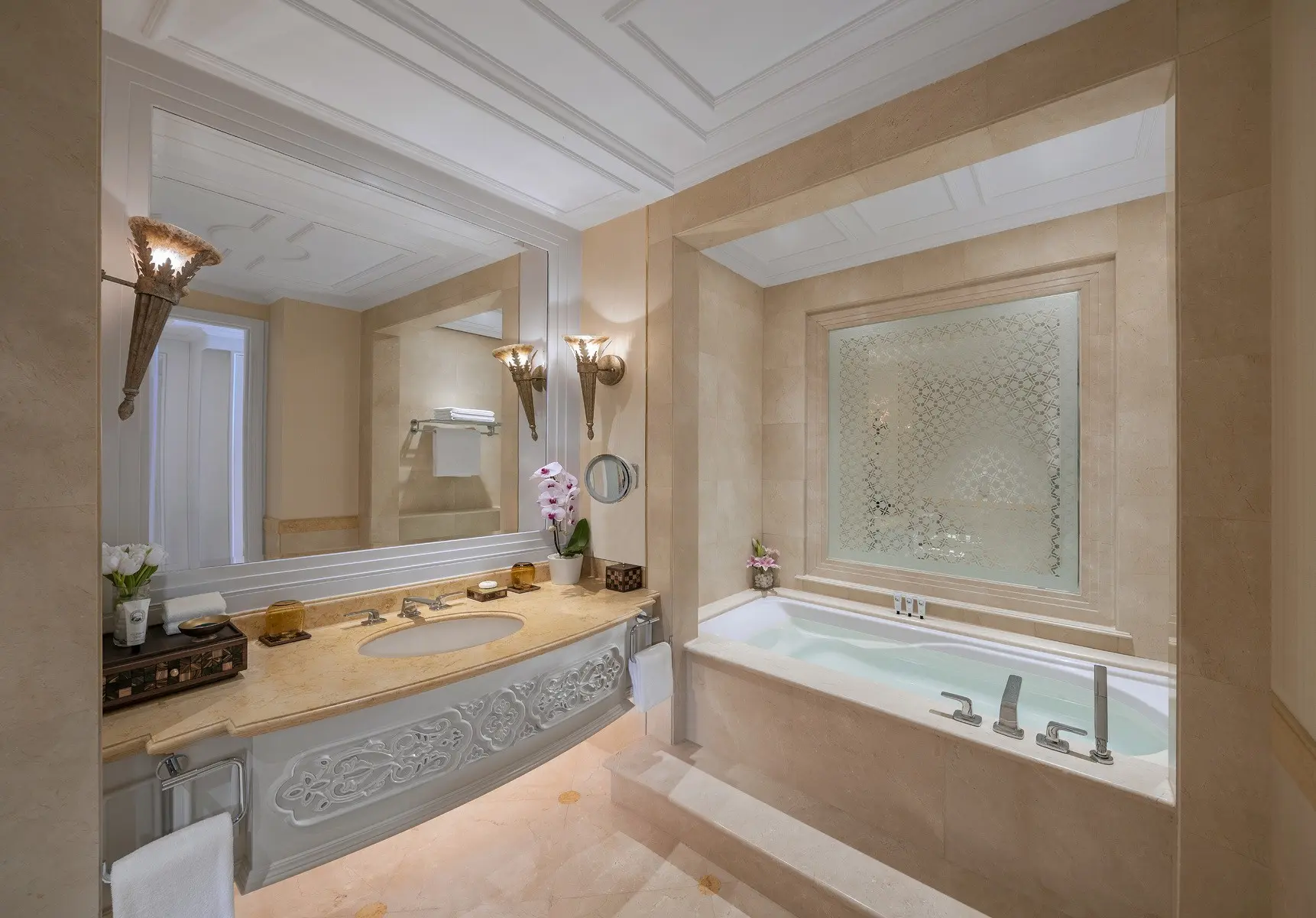 Emirates Palace Mandarin Oriental Abu Dhabi — EMIRATES PALACE, MANDARIN ORIENTAL ABU DHABI