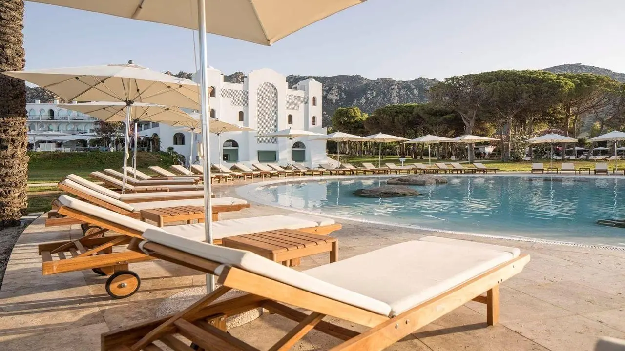 Basen w hotelu Falkensteiner Resort Capo Boi
