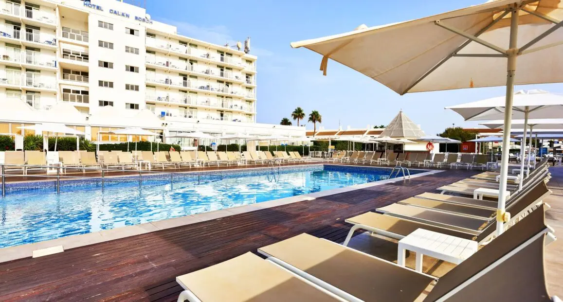 Basen w hotelu Globales Cala’n Bosch