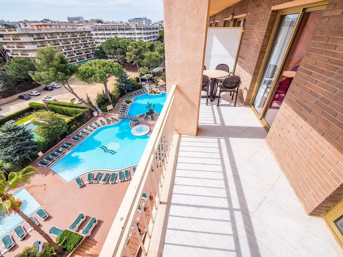 Golden Avenida Family Suites — GOLDEN AVENIDA FAMILY SUITES