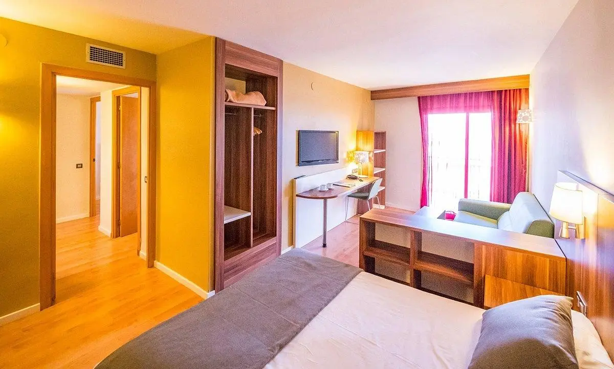 Golden Avenida Family Suites — GOLDEN AVENIDA FAMILY SUITES