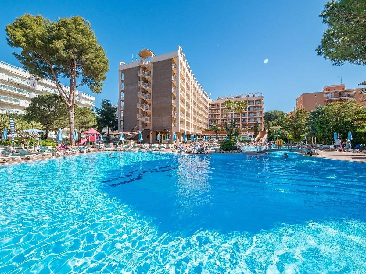 Golden Avenida Family Suites — GOLDEN AVENIDA FAMILY SUITES