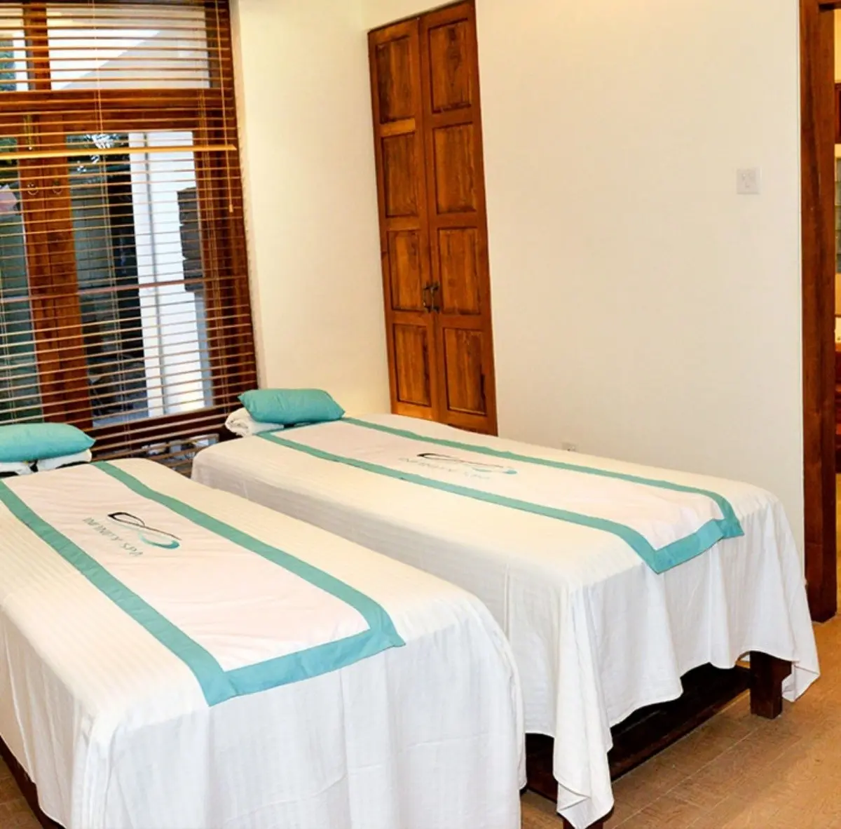 Goldi Sands Hotel — GOLDI SANDS