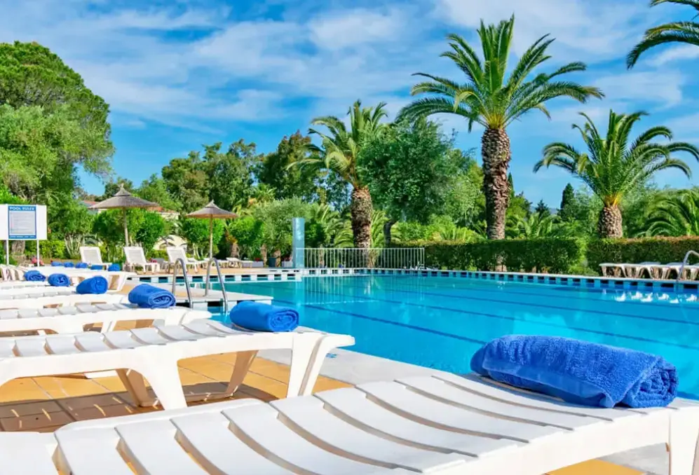 Basen w hotelu Govino Bay