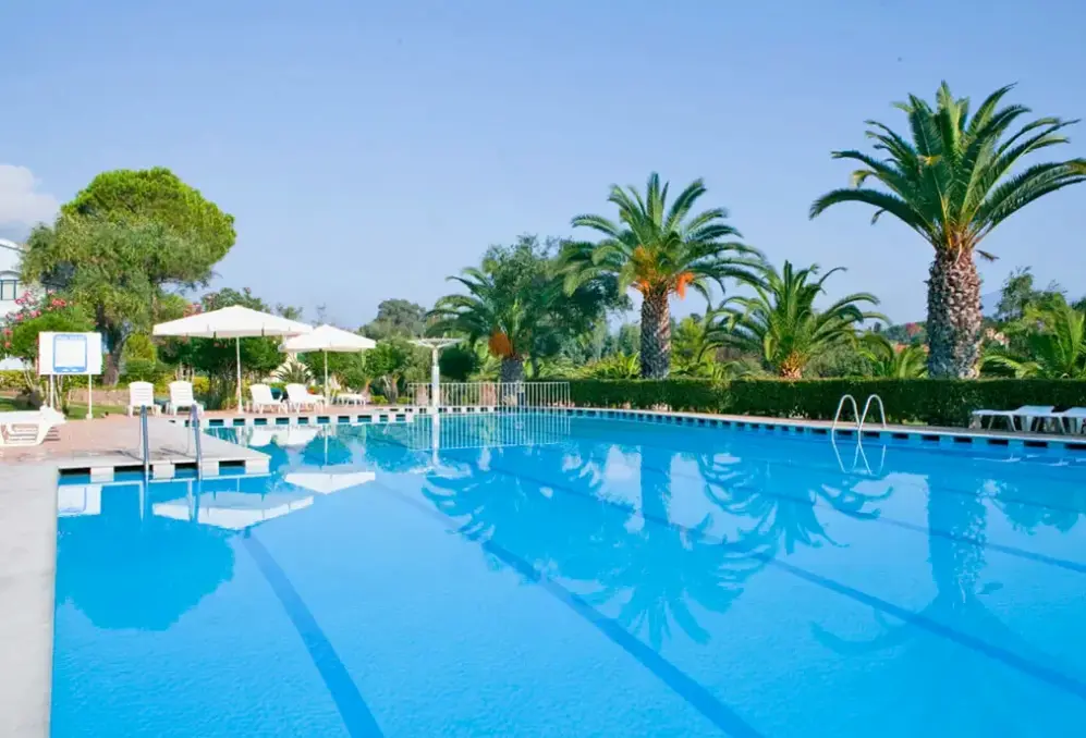 Basen w hotelu Govino Bay