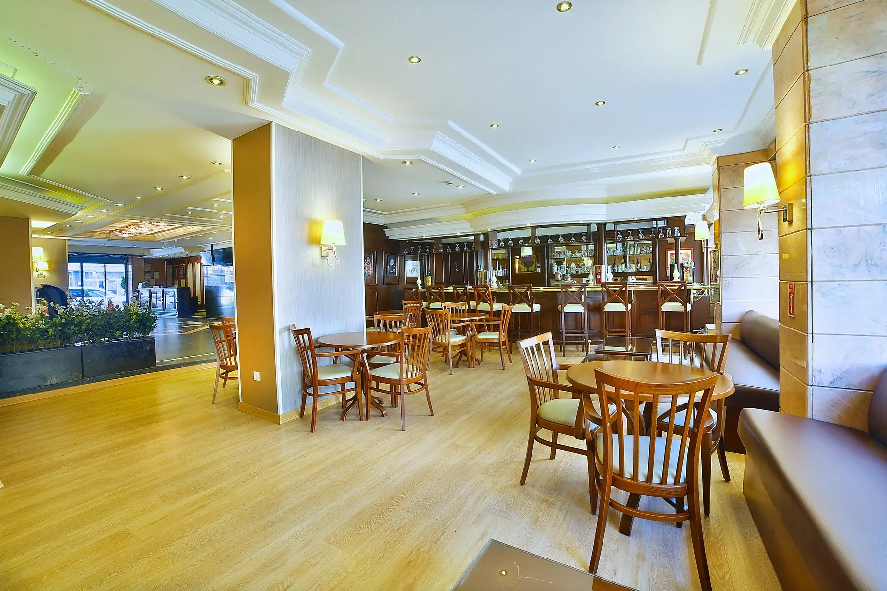 Restauracja i jedzenie w hotelu Grand Emin Hotel