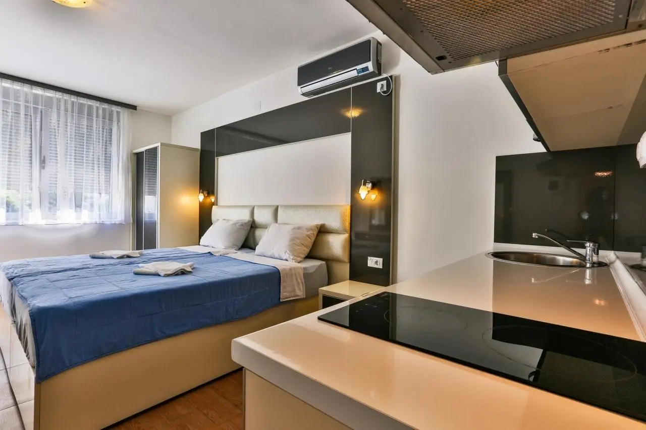 Hotel Dvor Kornic — DVOR KORNIC