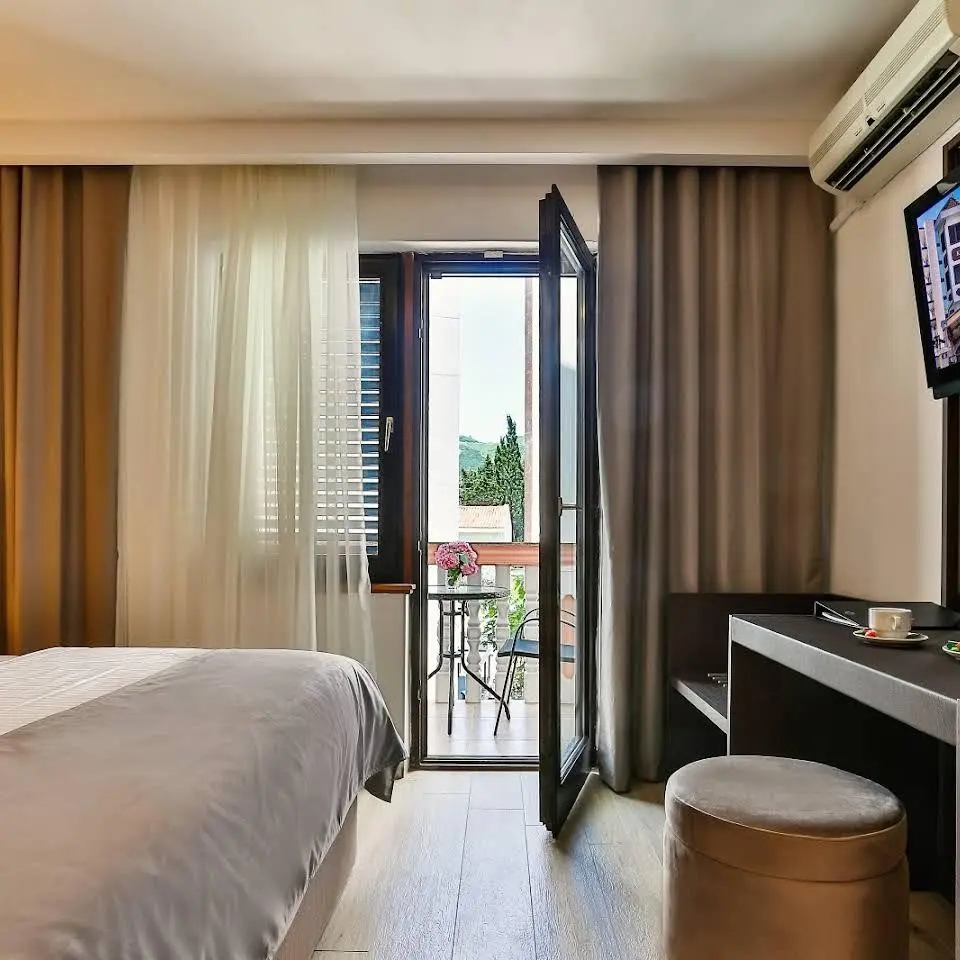 Hotel Dvor Kornic — DVOR KORNIC