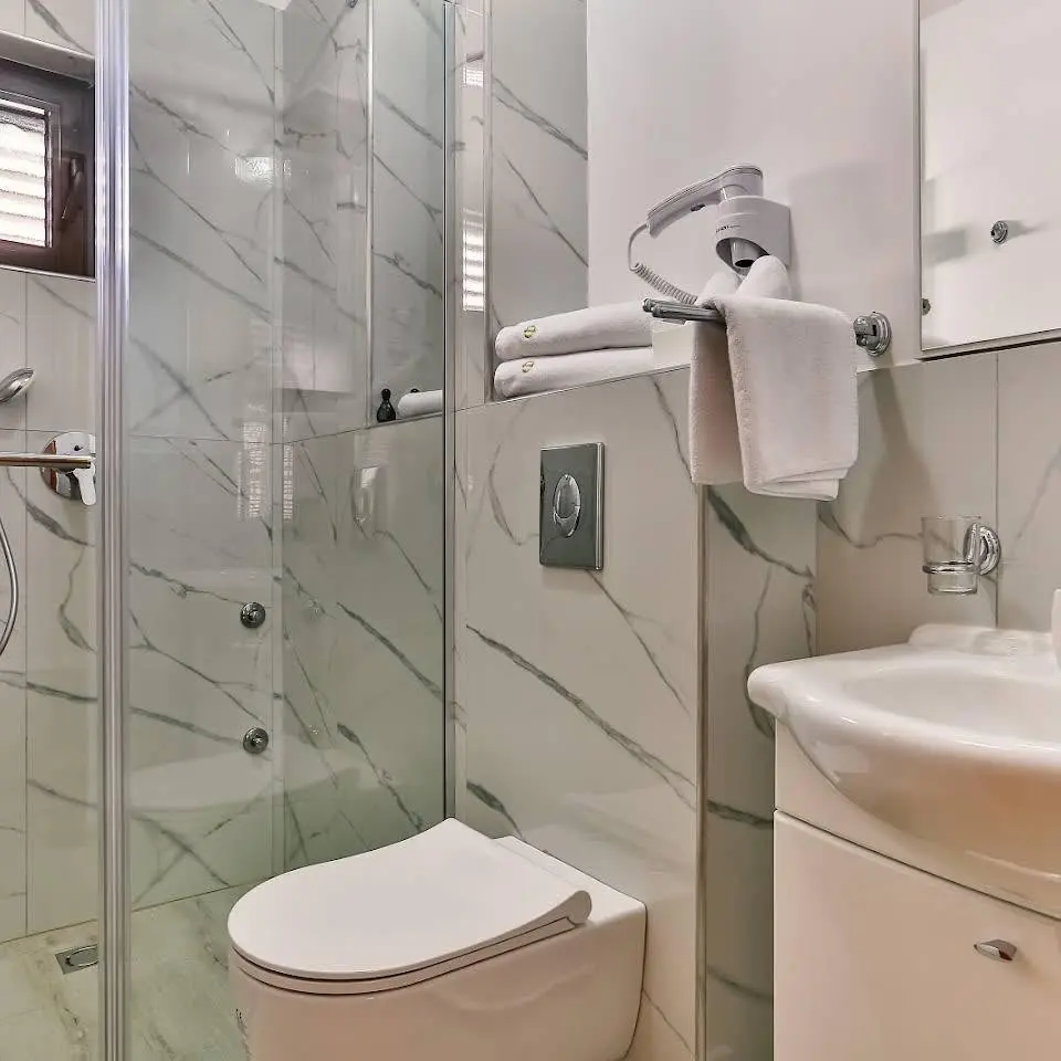 Hotel Dvor Kornic — DVOR KORNIC