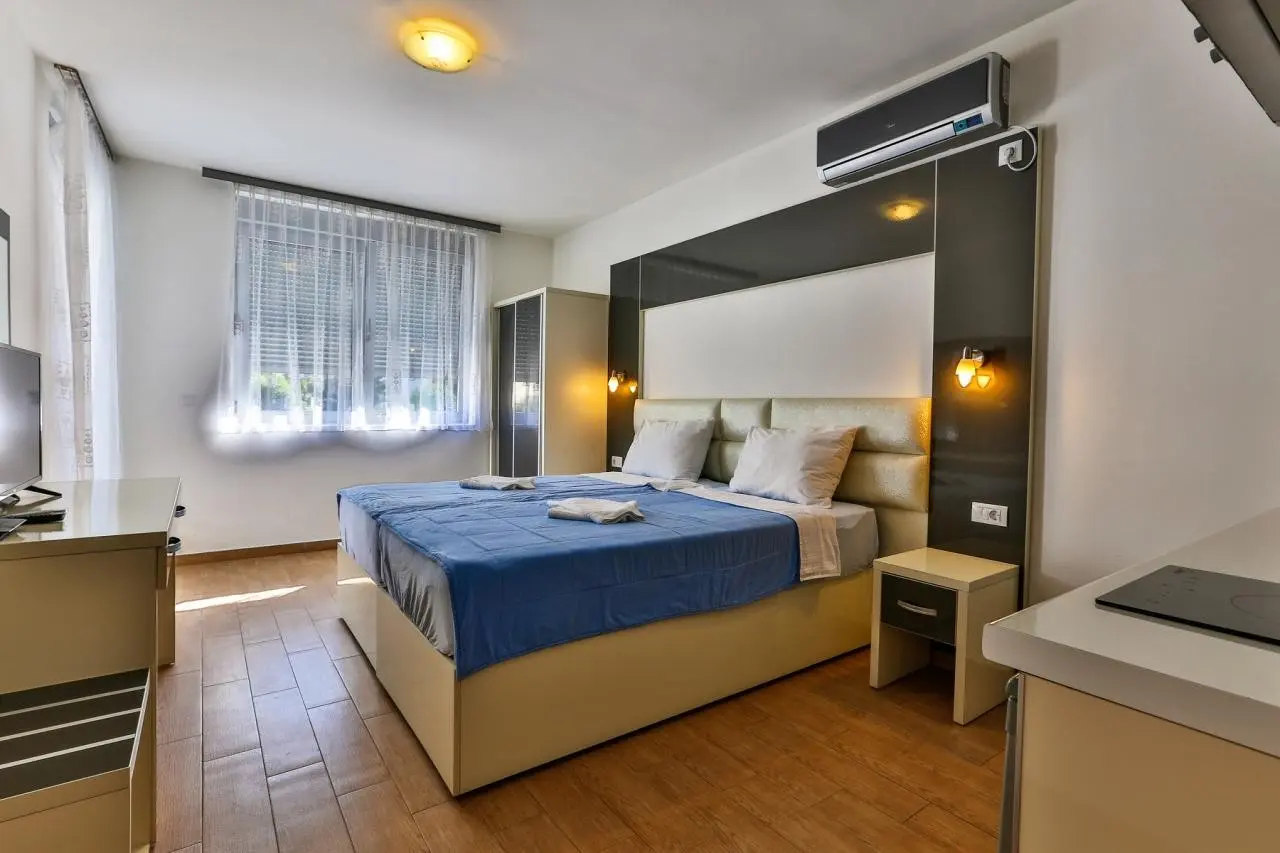 Hotel Dvor Kornic — DVOR KORNIC