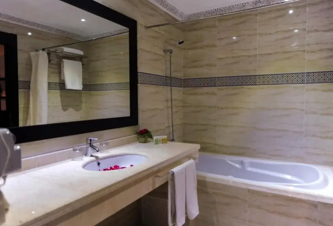 Łazienka w pokoju hotelu Hotel Riad Ennakhil & Spa