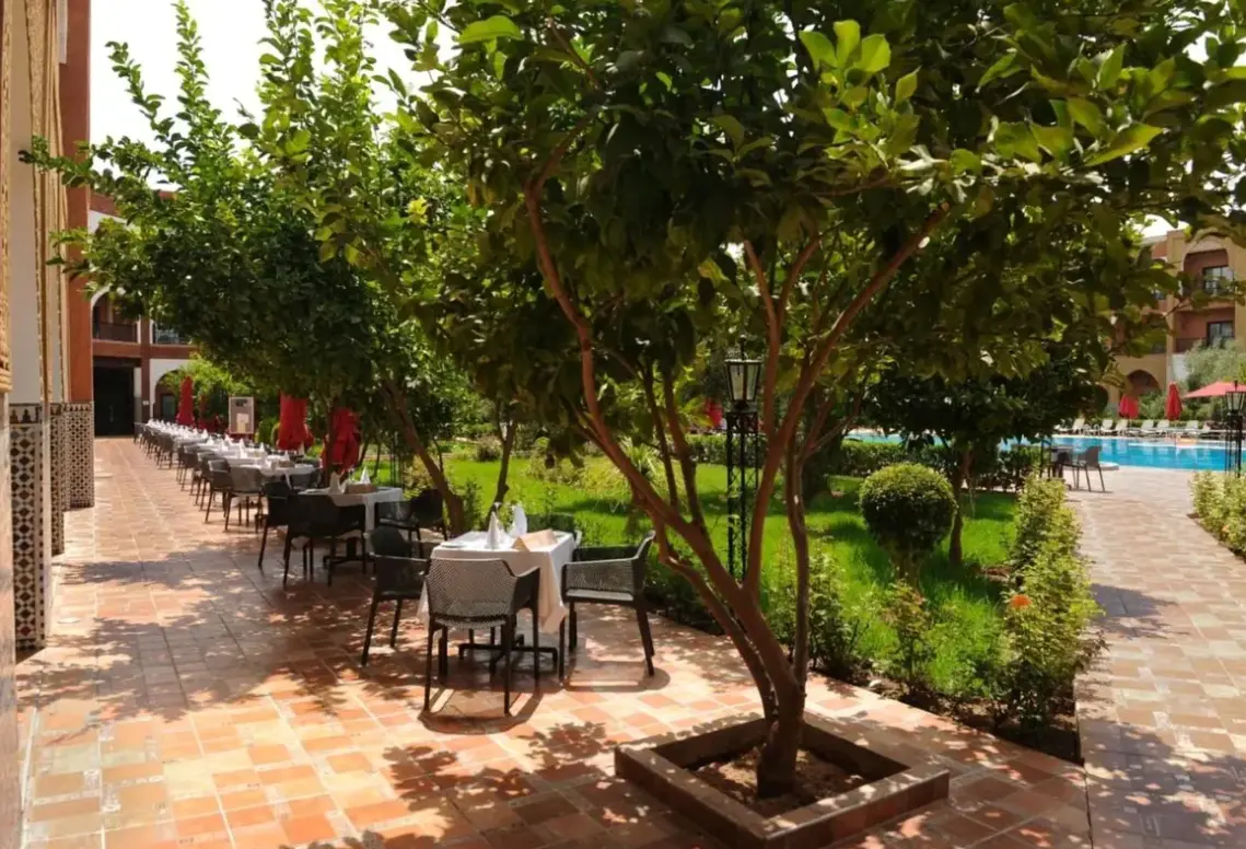 Restauracja i jedzenie w hotelu Hotel Riad Ennakhil & Spa