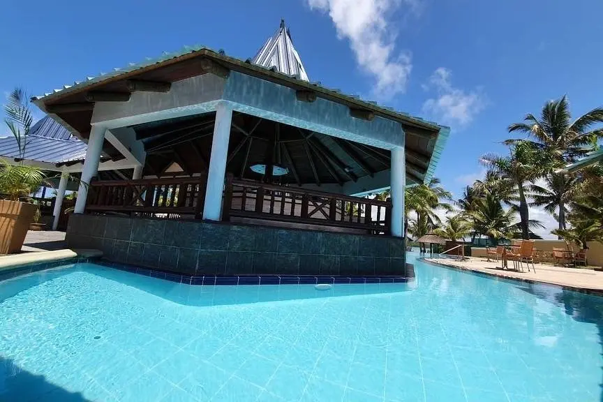 Basen w hotelu Jalsa Beach Hotel & SPA