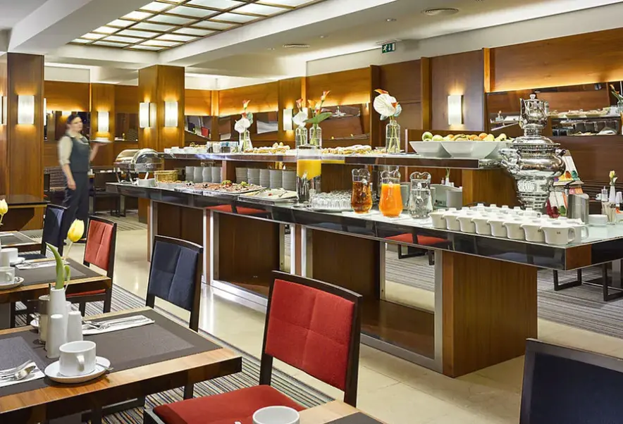 Restauracja i jedzenie w hotelu K+K Hotel Fenix