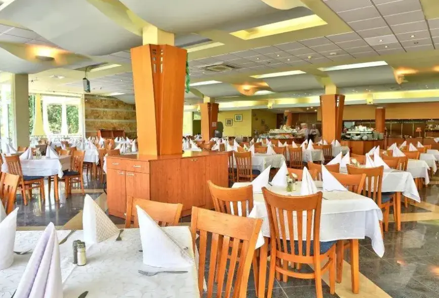 Restauracja i jedzenie w hotelu Laguna Mare