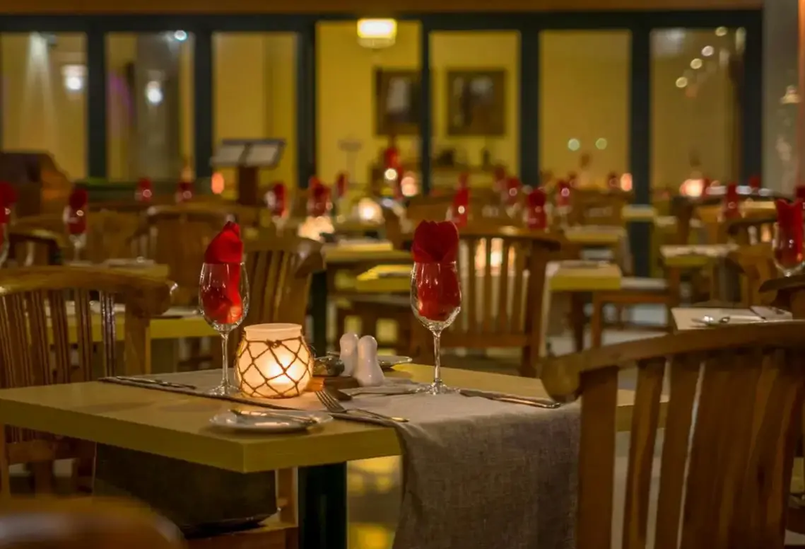 Restauracja i jedzenie w hotelu Le Peninsula Bay Beach Resort & Spa