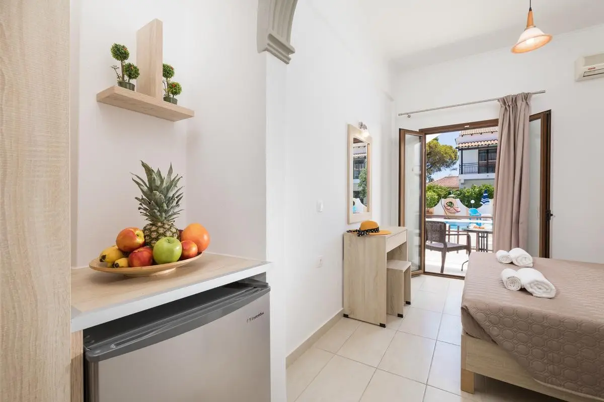 Lefkothea Hotel (Ex Villa Kamari Star) — LEFKIMI