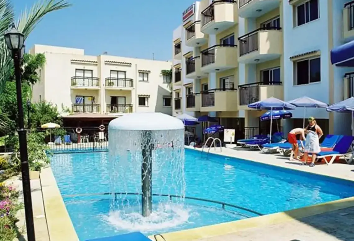 Basen w hotelu Mariela Hotel Apartments