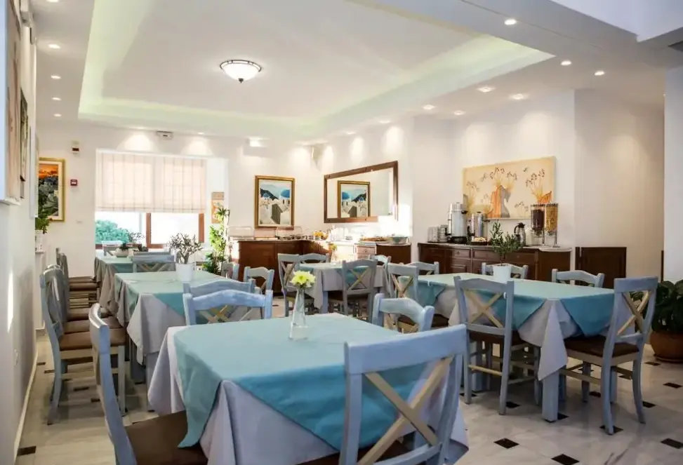 Restauracja i jedzenie w hotelu Mathios Village