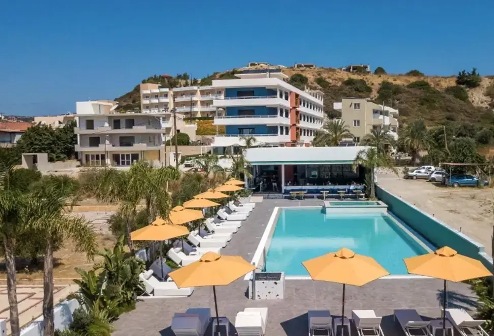 Basen w hotelu Mazoren Art Hotel