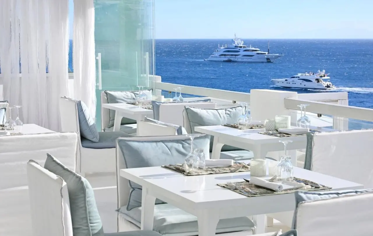 Restauracja i jedzenie w hotelu Nissaki Boutique