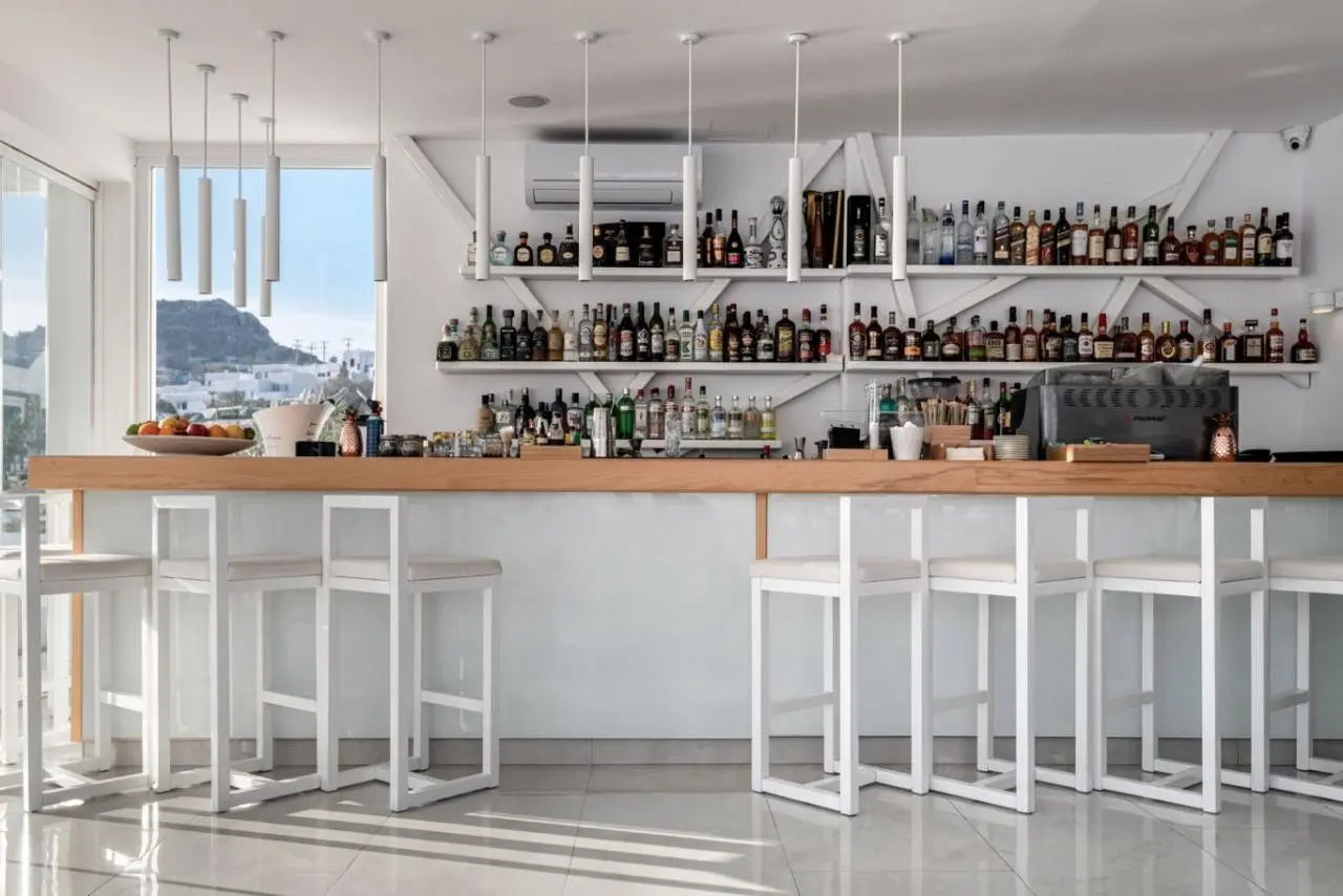 Restauracja i jedzenie w hotelu Nissaki Boutique