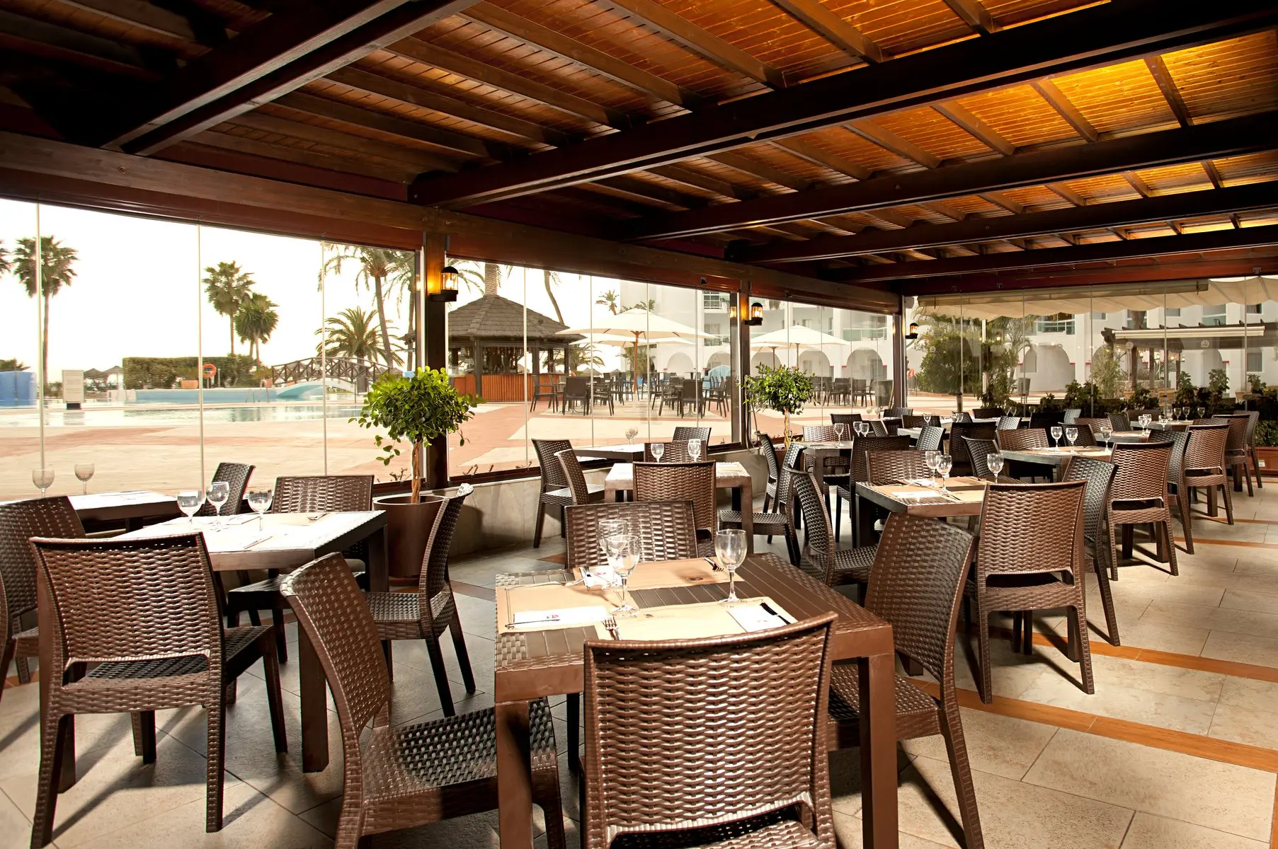 Restauracja i jedzenie w hotelu Ona Marinas de Nerja Spa Resort